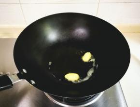 热锅凉油放入姜片煎出香味