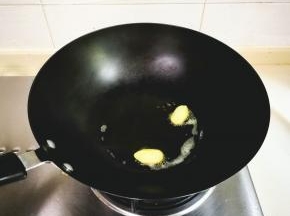 热锅凉油放入姜片煎出香味