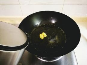 放入适量热水