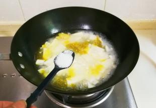 放入一小勺盐烧开，继续烧一分钟入味