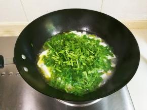 放入茼蒿烧开就关火，普通铁锅不能烧茼蒿会发黑