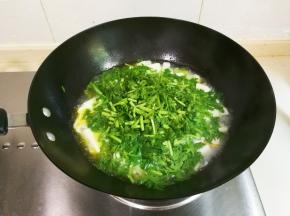 放入茼蒿烧开就关火，普通铁锅不能烧茼蒿会发黑