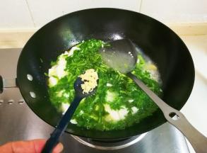 放入少许鸡精出锅