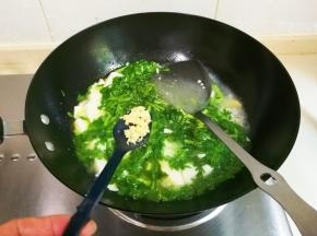 放入少许鸡精出锅