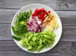 将各种配菜切成如所示。