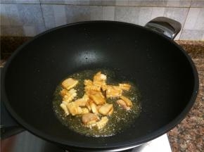 放入鱿鱼快速翻炒至微卷。