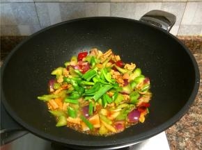 放入青椒和蒜苗翻炒10秒。