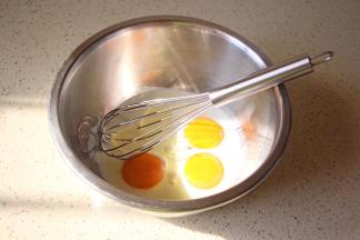 蛋黄里加入牛奶  玉米油 搅拌均匀  （蛋白放冰箱冷藏备用）