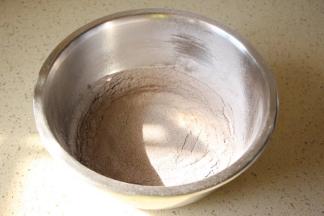 筛入黑米粉  糯米粉 粘米粉  画之字拌均匀