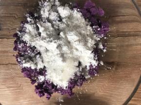 加入糯米粉和糖混合