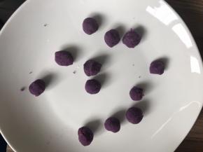 取20克紫薯泥，搓成12个小丸子