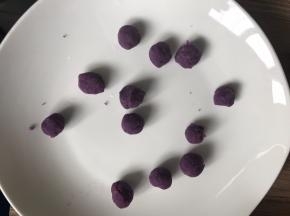取20克紫薯泥，搓成12个小丸子