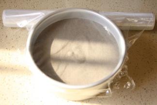 倒入6寸蛋糕活低模具，轻轻镇几下、包上保鲜膜