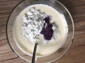 将所有食材放入一个容器内，搅拌均匀成糊状