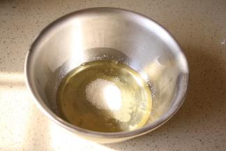 蛋白中加入白糖打发 （我是一次性加入白糖，你也可以分次加）