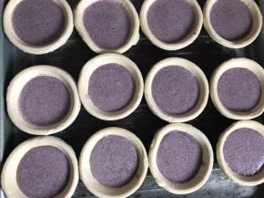 倒入蛋挞皮内，每个蛋挞皮内8分满即可