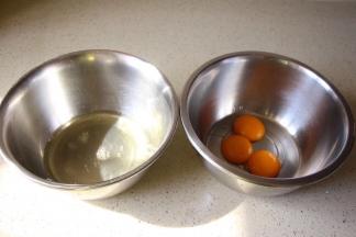 分离蛋白蛋黄、放在无油无水的干净盆里