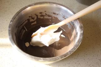 三分之一蛋白霜加入蛋黄糊里，翻拌均匀  再倒回蛋白霜里 翻拌均匀