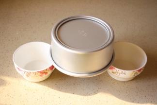 出锅撕掉保鲜膜  倒扣   凉透脱模（这样倒扣表面不会有印子 ）