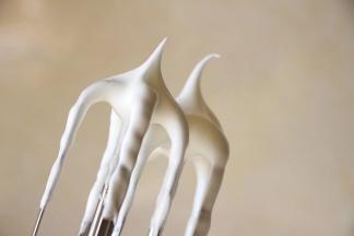 蛋白打发到干性、提起打蛋器有小小的直角