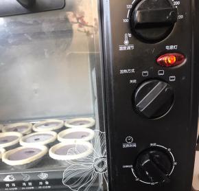 放入烤箱底层，220度烤30分钟即可