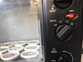 放入烤箱底层，220度烤30分钟即可