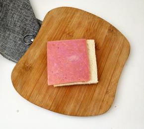 火腿片盖在土司上