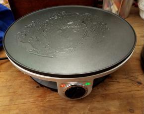 小白锅预热，刷上一层油。