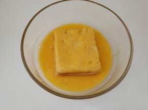 两面沾上蛋液