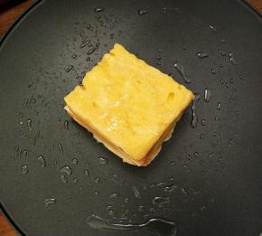 放入预热的小白锅中，小火煎至两面金黄