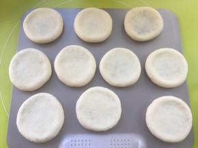 全部做好后，将豆沙包放到无边烤盘上