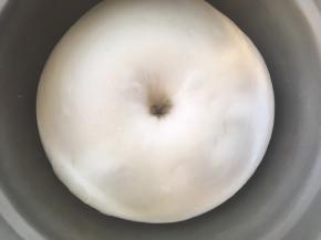 发酵好的面团，手指沾干粉按下去，有个圆圆的洞，有轻微回弹即可