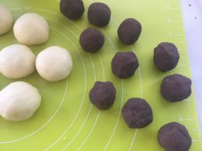 松弛面团的时间将豆沙馅分成10等份，我用的自己炒的豆沙馅，少糖少油