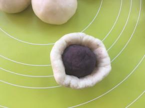 包裹上豆沙馅，一点点收好收口