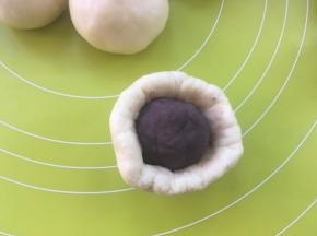 包裹上豆沙馅，一点点收好收口