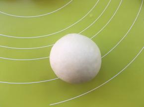 将收口朝下，整理好圆形