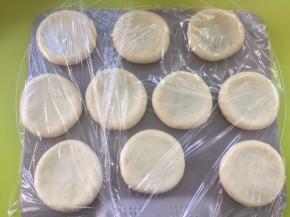 盖保鲜膜，室温二次发酵半个小时，发酵好的面团，按下去会慢慢回弹起来