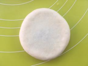 用擀面杖轻轻擀扁，厚度约1厘米左右