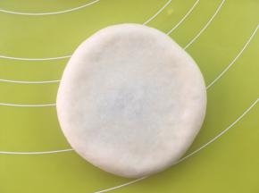 用擀面杖轻轻擀扁，厚度约1厘米左右