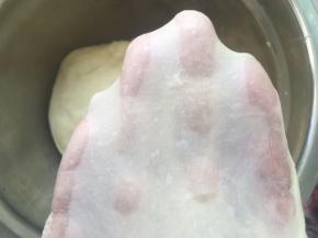 揉好的面团切下一小块可以撑出有弹性的手套膜即可