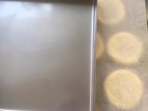 表层盖一张油纸，上面在压上一个烤盘