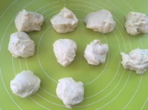 之后将面团分成10等份