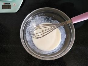 玉米油和牛奶混合均匀