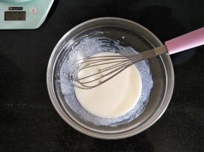 玉米油和牛奶混合均匀