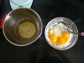 面粉糊里加入蛋黄，蛋清放在无油无水的打蛋盆里