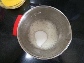 蛋黄糊搅拌均匀后来打发蛋白，蛋白高速打发出大气泡时一次性加入细砂糖