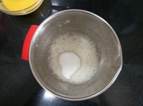 蛋黄糊搅拌均匀后来打发蛋白，蛋白高速打发出大气泡时一次性加入细砂糖