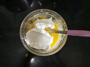 先放三分之一的蛋白霜到蛋黄糊中