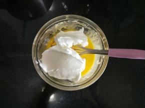 先放三分之一的蛋白霜到蛋黄糊中