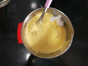 再把蛋黄糊倒回蛋白盆中